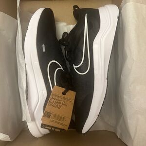 Nike Men's Downshifter Sneaker Men’s Size 13 - Black White - Brand New